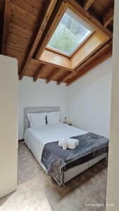 una camera da letto con un grande letto e una finestra di Castle view a Veytaux