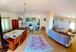 Una sala de estar con una mesa y un comedor. en Mulberry House, en Kas