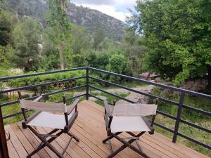 2 sillas en una terraza con vistas a la montaña en Mulberry House, en Kas