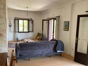 Una sala de estar con un sofá azul y una cama. en Mulberry House, en Kas 12 fotos más