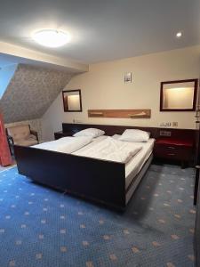 Vintagehotel Adler في باد بيتريتش: غرفة نوم بها سريرين في الغرفة