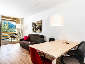 un soggiorno con tavolo e divano di alpen select apartments Kleinwalsertal a Mittelberg