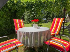 Ein Garten an der Unterkunft Ferienwohnung Thiel