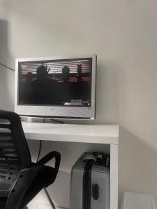 Televiisor ja/või meelelahutuskeskus majutusasutuses Shesh Hostel
