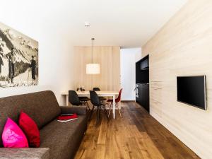 ミッテルベルクにあるalpen select apartments Kleinwalsertalのソファとテーブルのあるリビングルーム
