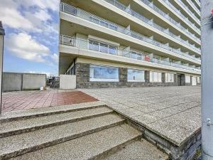 ein großes Gebäude mit Treppen davor in der Unterkunft Apartment Long Beach with sauna and garage in Middelkerke