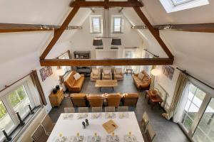 une vue aérienne du salon et de la salle à manger d'une maison dans l'établissement Hoeve t' Korenhof - Koksijde, à Coxyde