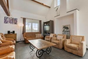 un salon avec des meubles en cuir et une table dans l'établissement Hoeve t' Korenhof - Koksijde, à Coxyde