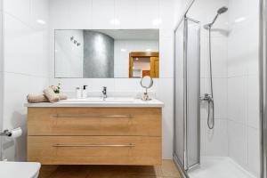 un baño con lavabo y ducha en Casa Almi Las Palmas, en Las Palmas de Gran Canaria 18 fotos más