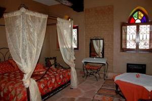 A bed or beds in a room at La Rose Du Desert