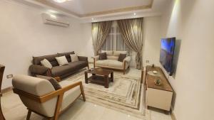 Posezení v ubytování Madinaty apartment 1 شقة فندقية مفروشة سوبر لوكس في مدينتي + 37 fotografií