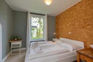 Un dormitorio con una cama grande con ventana. en Welcome in - Vakantiewoning - Horizon 14 - Renesse, en Renesse