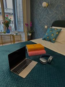 A bed or beds in a room at NM luxury apartment Még 13 kép