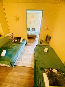 1 dormitorio con 2 camas en una habitación con puerta en Auberge du relais d auniac Hotel Bar Restaurant Piscine en Anglars-Nozac