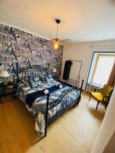 1 dormitorio con 1 cama con manta azul y blanca en Auberge du relais d auniac Hotel Bar Restaurant Piscine en Anglars-Nozac