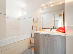 Ένα μπάνιο στο Apartment L'Emerillon by Interhome