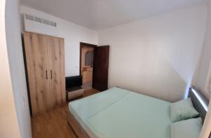 ブドヴァにあるtwo-bedroom apartmentの小さなベッドルーム(ベッド1台、キャビネット付)