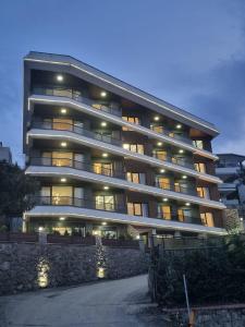 un grande condominio con luci accese di Dreams Inn Luxury Residences & Lifestyle a Trabzon