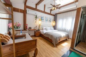 丽江Lijiang Old Town Meiliju View Inn的一间带大床和吊扇的卧室