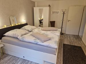 Postel nebo postele na pokoji v ubytování Apartment Rademacher nahe Möhnesee