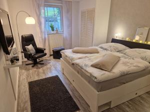 Postel nebo postele na pokoji v ubytování Apartment Rademacher nahe Möhnesee