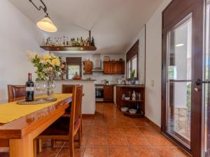 Una cocina y un comedor con mesa y sillas. en Villa Alicia by Interhome, en L'Ampolla