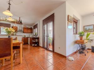 Una cocina y una sala con una mesa y un comedor. en Villa Alicia by Interhome, en L'Ampolla 48 fotos más
