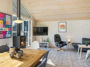 TV a/nebo společenská místnost v ubytování Holiday Home Persa - from the sea by Interhome