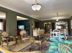 uma sala de estar cheia de mobiliário e um lustre em Spacious, Luxurious 3-Bedroom Apartment in Nasr City for Families & Corporates no Cairo