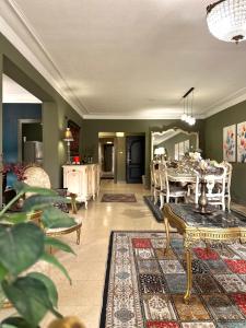Kahire'deki Spacious, Luxurious 3-Bedroom Apartment in Nasr City for Families & Corporates tesisine ait fotoğraf galerisinden bir görsel