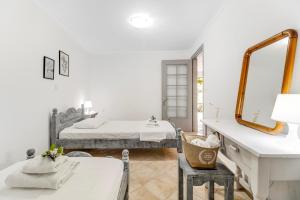 Postel nebo postele na pokoji v ubytování Kerkis Traditional Guesthouse
