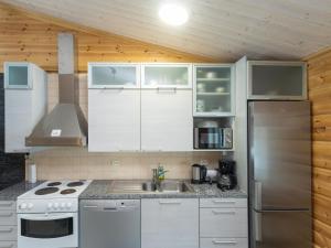 Kuchyň nebo kuchyňský kout v ubytování Holiday Home Kuukkelin kehto by Interhome