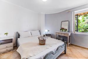 Postel nebo postele na pokoji v ubytování Kerkis Traditional Guesthouse