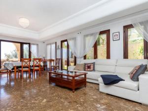 Khu vực ghế ngồi tại Holiday Home Villa Bellevue by Interhome