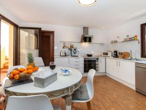 Nhà bếp/bếp nhỏ tại Holiday Home Villa Bellevue by Interhome