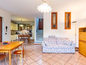 una sala de estar con un sofá y una mesa en Holiday Home Sky & Lake by Interhome, en Arizzano