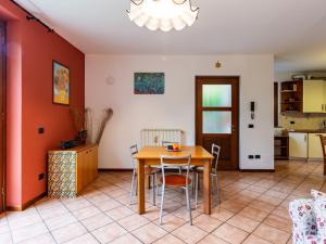 Una cocina y un comedor con mesa y sillas. en Holiday Home Sky & Lake by Interhome, en Arizzano 20 fotos más