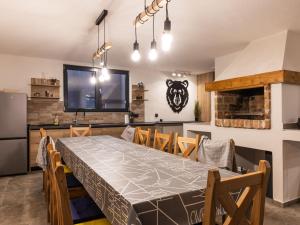 Η κουζίνα ή μικρή κουζίνα στο Holiday Home Medvjed by Interhome