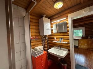 A bathroom at Gemütliche Blockhütte in Wiennähe