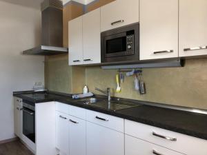 A kitchen or kitchenette at Holiday House Spanner
