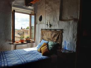 a bedroom with a bed and a window at Gîte Dűrer in Fanjeaux
