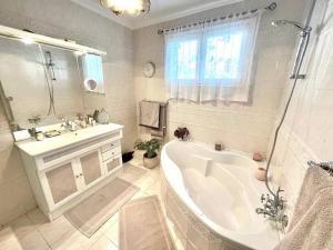 Koupelna v ubytování Chambre dans villa avec SDB WC et piscine privée