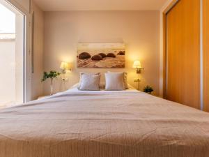 Ένα ή περισσότερα κρεβάτια σε δωμάτιο στο Holiday Home Masnou by Interhome