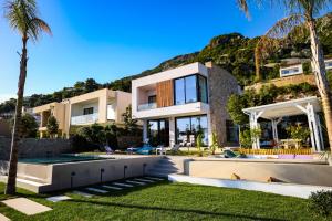 an image of a house with a swimming pool at Villa White Pearl in Palasë