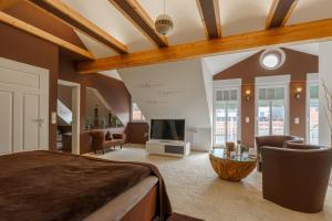 1 dormitorio con 1 cama y sala de estar en Spa Villa Beauty & Wellness Resort, en Wingerode
