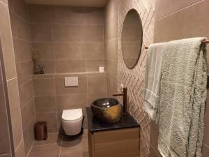 Bilik mandi di B&B Klein koestapel