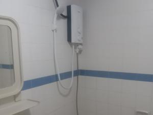 波德申PD Bayu Beach Resort Private Service Apartment的一间带卫生间和软管的浴室 更多7张照片