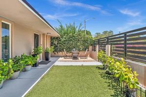 Zahrada ubytování Estelo's Place - Modern townhouse with King bed, only 5 min from the Airport!