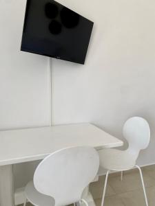 TV a/nebo společenská místnost v ubytování My Oasis Studios Mykonos
