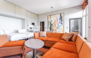 uma sala de estar com um sofá e uma mesa em Das Ahlbeck Hotel & SPA em Ahlbeck